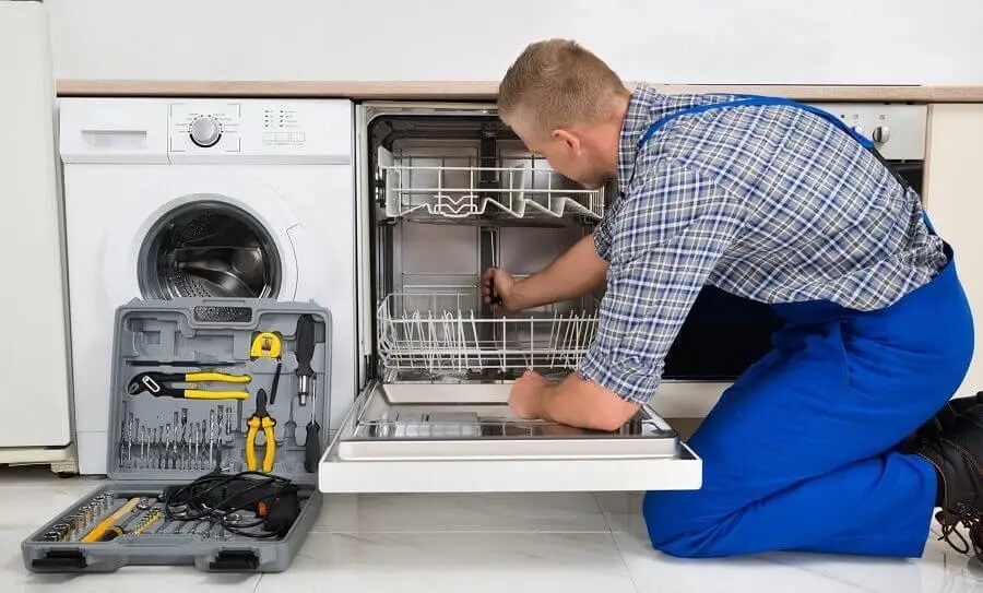 Etimesgut Warmhaus servisi teknisyen ekibi beyaz eşya tamiri yaparken
